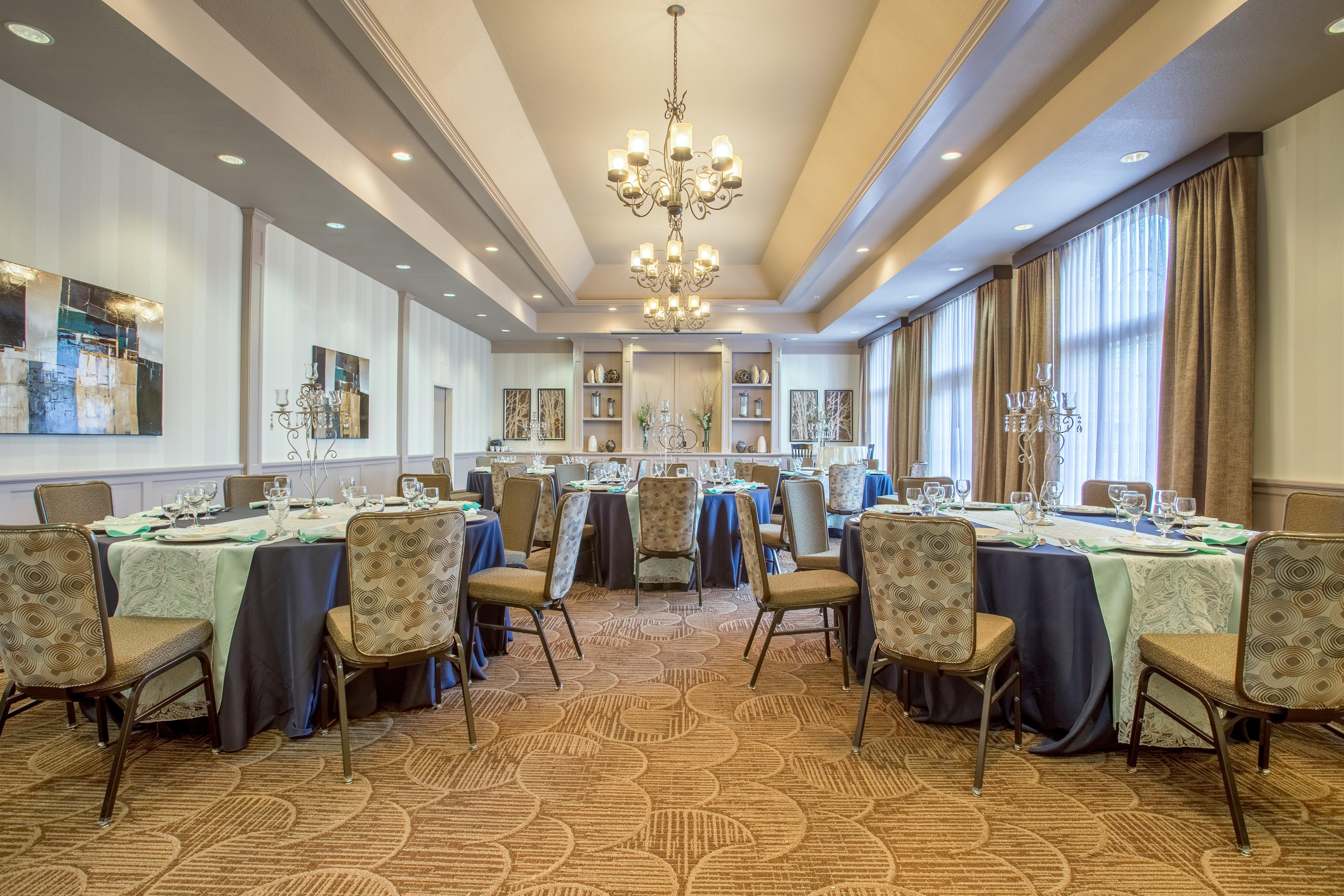 Holiday Inn Auburn By Ihg Bagian luar foto