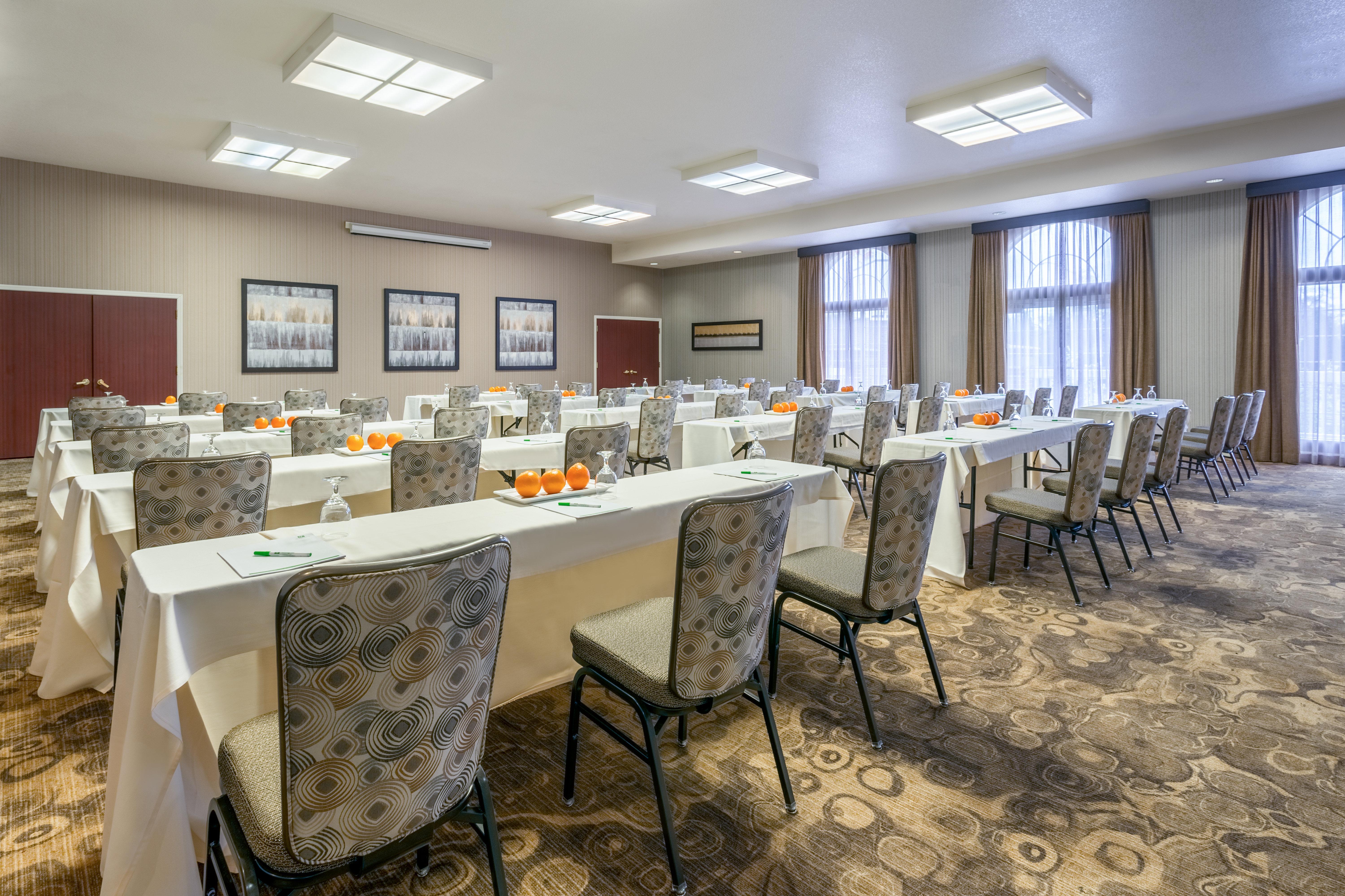 Holiday Inn Auburn By Ihg Bagian luar foto