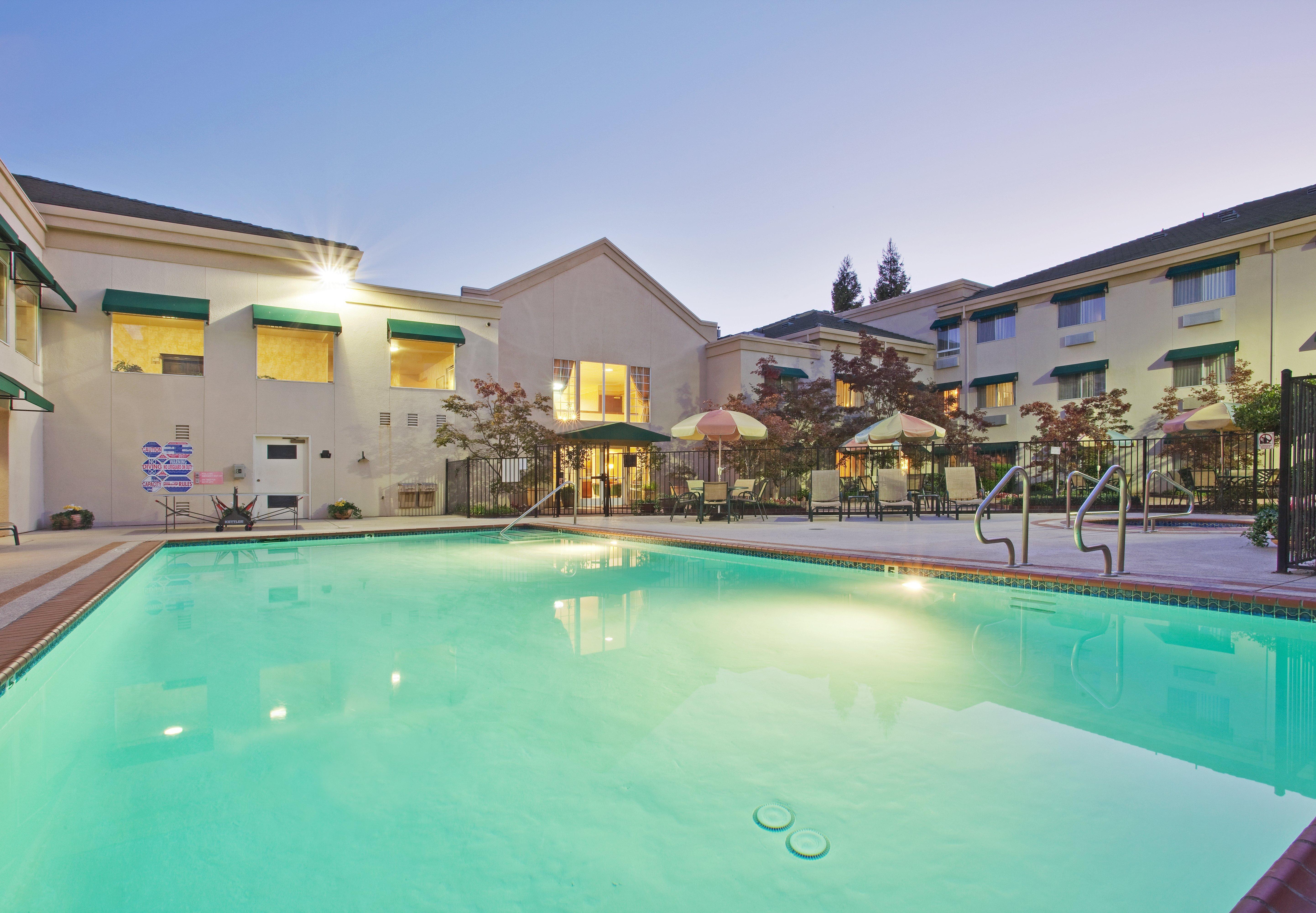 Holiday Inn Auburn By Ihg Bagian luar foto