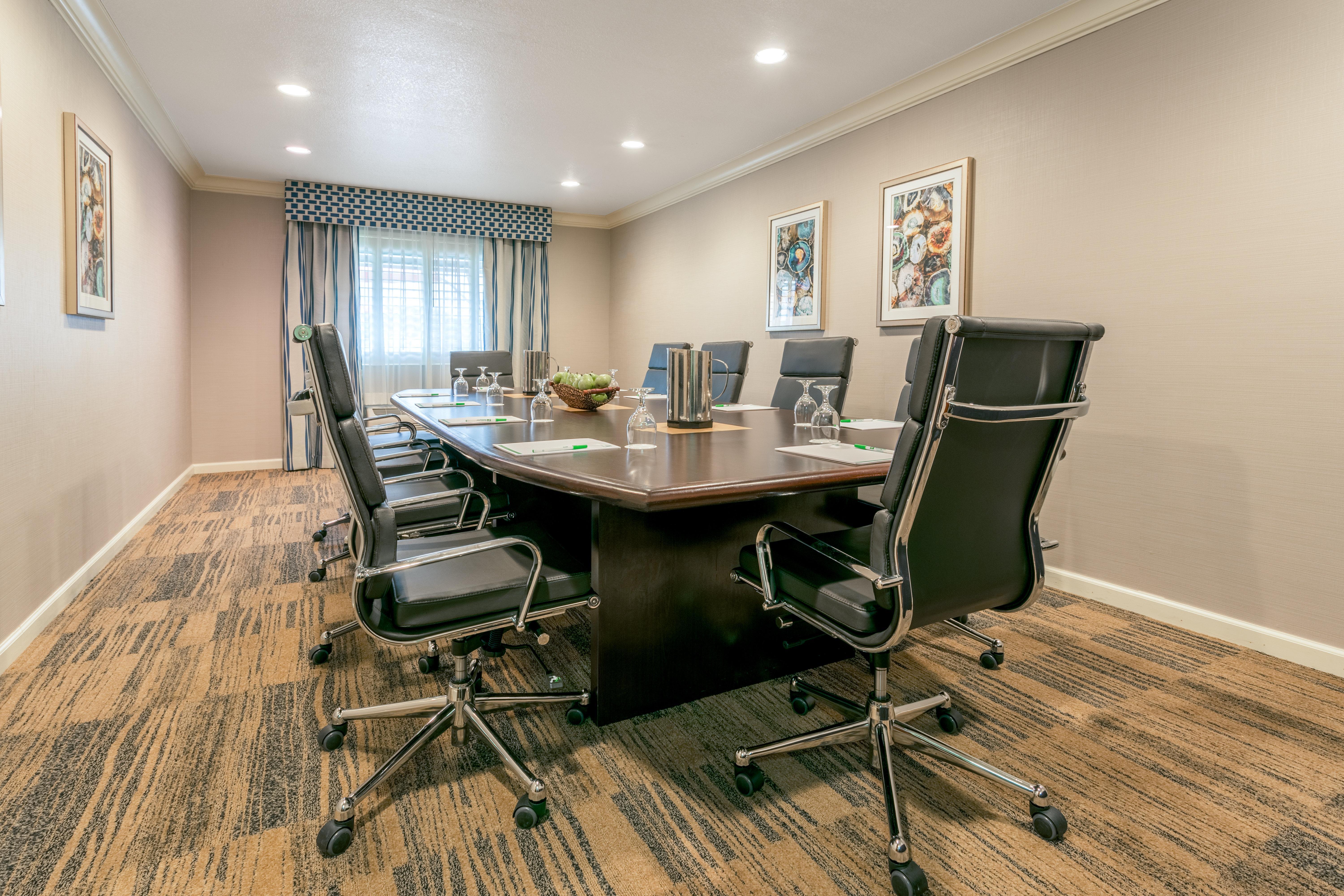 Holiday Inn Auburn By Ihg Bagian luar foto
