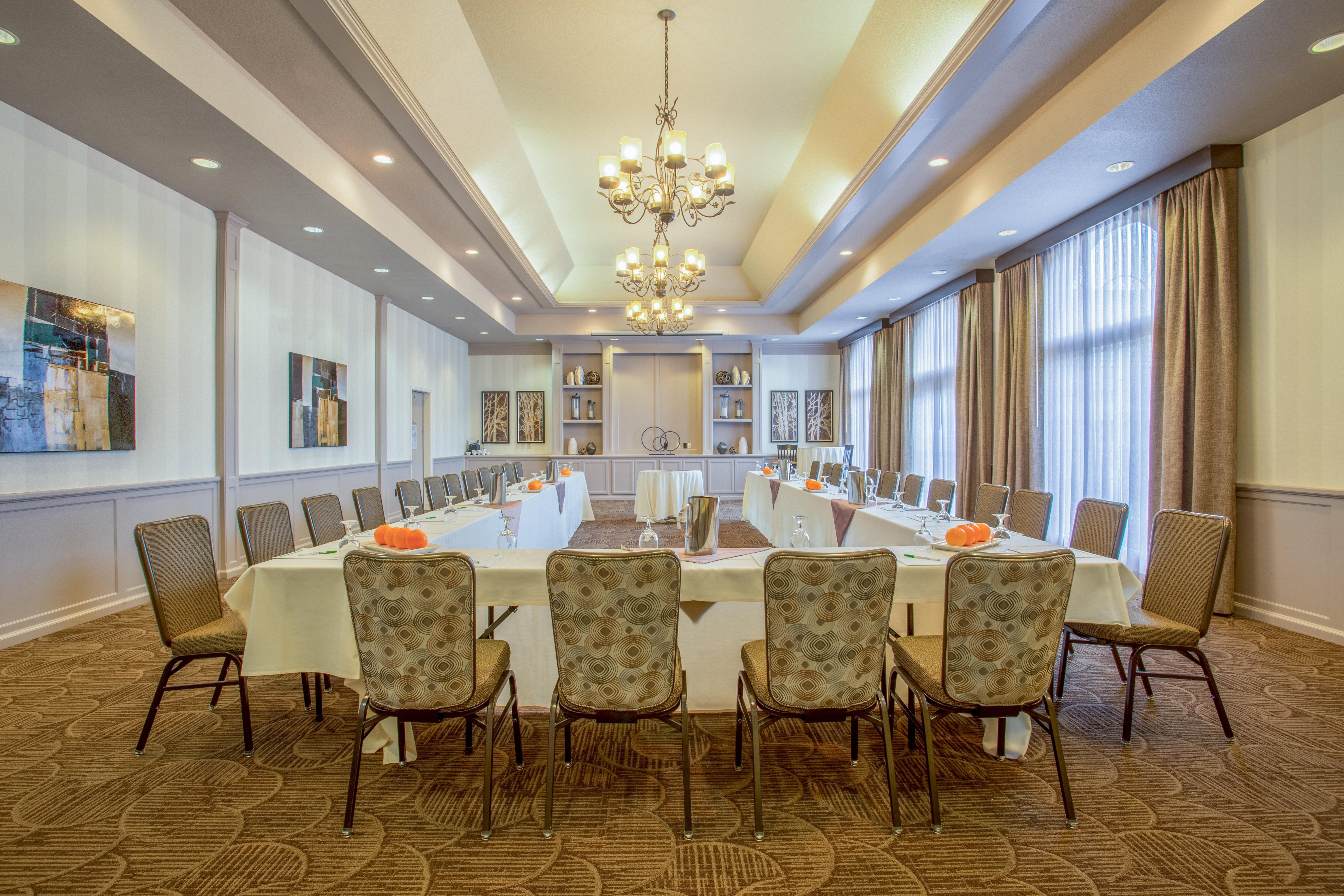 Holiday Inn Auburn By Ihg Bagian luar foto